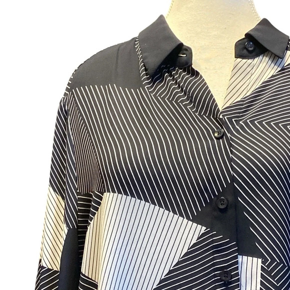 ⚫️ Chicos geometric design black and white tunic size 2 Chicos sizing (12/14) - Picture 2 of 7